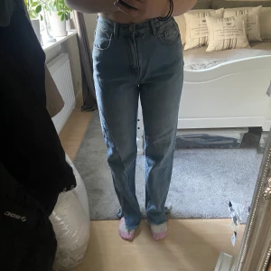 Boohoo jeans  - Långa, vida jeans med slits längst ner från Boohoo. Höga i midjan, storlek 38
