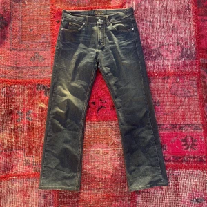 Bastini jeans - Tvär feta Bastini jeans,dom har en svin cool mörk blå färg och en skön passform mellan straight och baggy. Det är bra material som kommer hålla bra inför vintern men man kan defensivt rocka på sommarn me (skriv för mer info!)