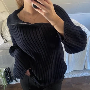 Stickad tröja  - Snygg tröja från zara med dragkedja vid axeln, lite oversized i modellen. Säljs då den aldrig används och köparen står för frakten 😊