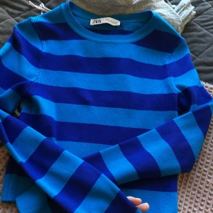 Zara Tröja - ❌BUDA BARA OM DU VILL OCH KAN KÖPA❌ Zara tröja, oanvänd med lappen kvar! Köptes i kreta ! Passar mig som är xs/s , frakt tillkommer 50kr