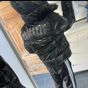 Trapstar jacka  - Säljer min trapstar jacka till rätt pris Kvitto finns  Storlek s 