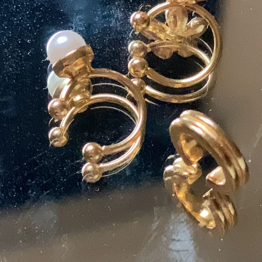 3st guldiga oanvända earcuffs som köptes i pack för 90kr (kommer ej ihåg var), säljer för 35kr 💛(ej äkta guld). Säljs i pack (kanske styck)!. Accessoarer.
