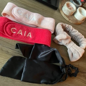 Hårband - Har ett gäng hårband som inte kommer till användning, 50kr styck för Caia och resten 40kr! Den svarta är en hårsnodd med band som man gör en rosett av