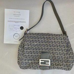 Fendi Baguette - Säljer min älskade Fendi Baguette. En favorit som funkar till ALLT och rymmer så mycket! Finns äkthetsbevis som tillkommer vid köp. Köpt från thevintagebar.com för 8500 kr. Färgen är beige med mörkblå detaljer och väskan är i bra skick. 