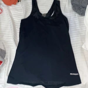 Sport topp Newbody - En helt ny sport tröja som kroppen andas i från Newbody. Din hud luftas av denna topp och är perfekt för träning. Är i storlek M men passar för S också. Köparen står för frakten ❤️
