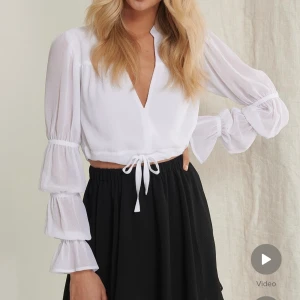 Blus från NA-KD  - Snygg vit blus från na-kd. Ord pris 389 kr. Använd en gång på midsommar därav helt nytt skick.