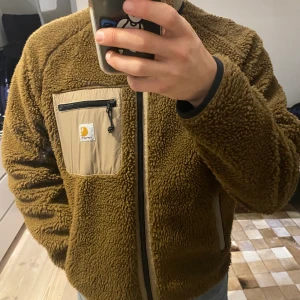 CHARHARTT FLEECE - Nästan helt oanvänd. Säljs ny för 2200.