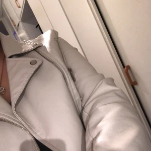 Vit skin jacka från  strl s - Säljer min jätte fina skin jacka i färgen vit som jag köpte från Frankrike i en affär som heter primadonna för 400 då jag köpte den för 850