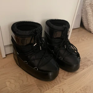 Moonboots  - Säljer mina superfina moonboots då de knappt kommit till användning. Storlek 36-38. Som nya i princip. Köpte från boozt för 1800. Kan mötas upp i Sthlm eller frakta, men frakten kommer kosta en del pga skornas vikt 💖skriv vid frågor! 