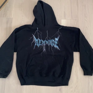 Menace hoodie - Tjena! Säljer nu denna tvär feta hoodien från Menace då den tyvär inte längre passar mig. Den är i mycket bra skick det ända är att jag har tagit ut snörena då de såg för jävligt ut med dem. Storleken är L och priset kan diskuteras 