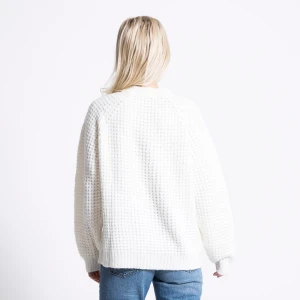 Stickad tröja - En vit stickad tröja ifrån lager 157. Passar fint på hösten men även på sommaren som en mysig tröja att ha på kvällen. Orginalpriset är 150kr och tröjan är i storlek M