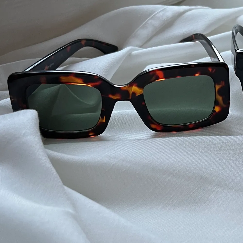 Superfina solglasögon från weekday (svart) och Gina (brun). Org pris på weekday 400kr ca och Gina ca 200kr. Använda ca 1-2 gånger jättefint skick. 🤎🖤obs båda glasögon ingår. Accessoarer.