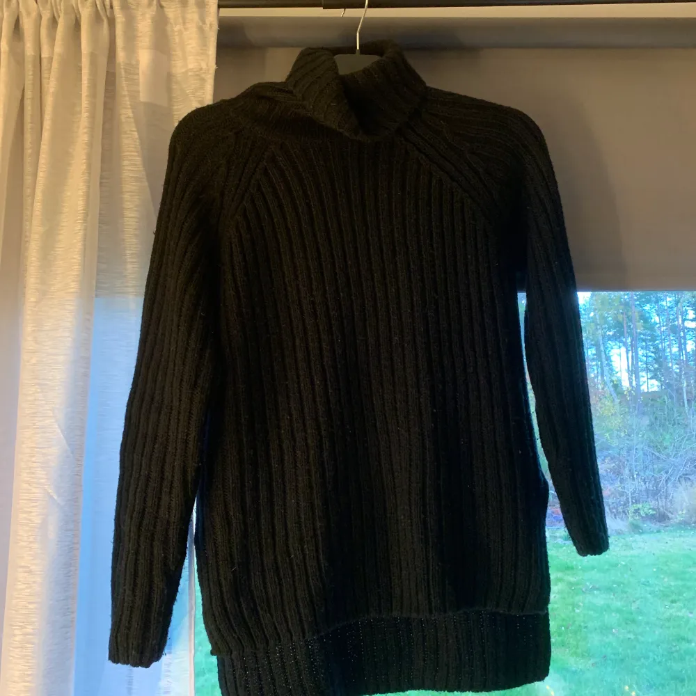 Jättefin stickad tröja från Gina Tricot med polokrage. Tröjan är lite längre bak än fram och har två slitsar på varje sida. Säljer då den blivit för liten:/🥰. Stickat.