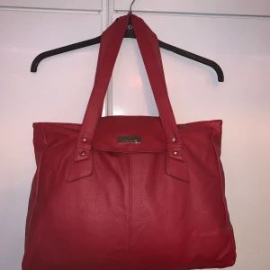 Daniel Hecther Väska - En Daniel Hecther väska i väldigt fint skick. Väskan ser ut som den gör i bilderna när den är fylld.