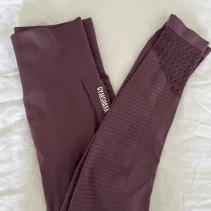 Gymshark tights - Säljer dessa supersnygga tightsen från Gymshark, storlek M. Säljes då jag har för mycket träningskläder.  Obs! Dem har ett litet hål bredvid dem andra hål-detaljerna på sidan, därav det låga priset. Inget som syns när man har på sig dem.