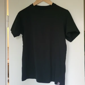 Tshirt Svart - Svart Tshirt stl 152 så perfekt till stl.XS tjej eller kille. Använt skick, välhållen.
