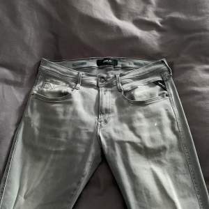 Säljer mina Replay straight jeans med stretch köpta från NK Göteborg för 1600  Jeansen felfria, inga skador och varsamt använda, pris går att diskutera vid snabb affär. 
