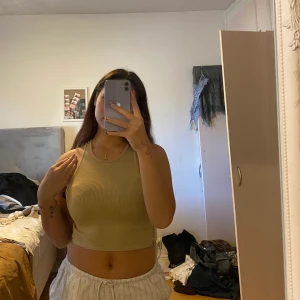 Brottar linne 3 st - 3 st brottar linnen 😍 Vita från hm Beige och lila från zara skit snygga och skön men kommer inte till användning längre tyvärr😔 Säljer alla tre för 100kr🤩