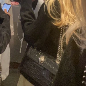 Kurt geiger vöska kan även byta  - den har en liten slitning vid ett hörn annars är den i fint skick, inga missfärgningar på kedjan eller så 💓 kan användas som crossbody och axelremväska 💓 kostar ca 1845kr nypris  dustbag tillkommer (pris kan diskuteras)💓