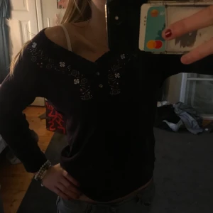 Topp - Söt lila topp med blomdetaljer🌸🌸