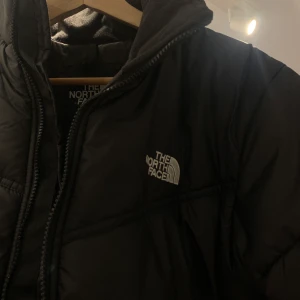 The North Face jacka  - Använd endast ett fåtal gånger och är som helt ny. Säljer för 1900kr❤️ Pris går att diskutera skriv gärna till mig för frågor osv🥰🥰