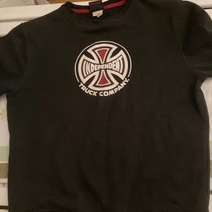 Independent truck sweatshirt  - Den är i storlek small och har används en har använt tröjan en del men den har inga synliga tecken på användning sen innan. Ser allmänt nästan ny ut. Nypris låg runt 600kr