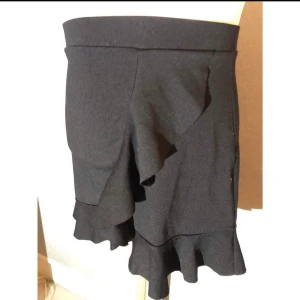Gina tricot kjol - Storlek S. Sparsamt använd. Kort kjol med volang.