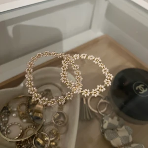 Pärlarmband - Pärlarmband med valfri storlek, färg & mönster 💐 2 armband för 32kr, 3 armband för 42kr, 4 armband för 52kr, 5 armband för 62kr. Blomarmband kostar 40kr Frakten kostar 13kr 🌸