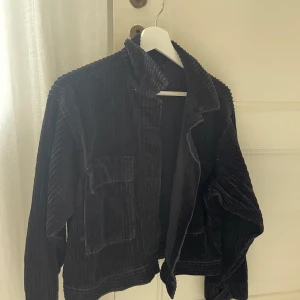Manchesterjacka - Svart jacka med stora fick i kortare modell från Samsoe