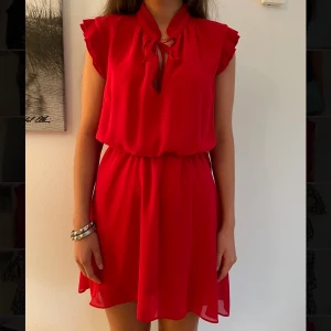 Kläning från H&M i strl S - Fin kläning köpt från h&m för några månader sendan. Är aldrig använd så den är i nyskick! Skriv för fler bilder💋