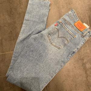 Super snygga Levis jeans i storlek 27 🌺 Modellen heter 711 skinny 🌟🌟🌟