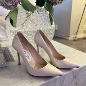 JIMMY CHOO ROMY  LONDON - Säljer mina underbara JIMMY CHOO klackar pågrund av för liten storlek. Endast andvänt 1 gång. Otroligt fint skick! Nypris 6000k kr. ❣️