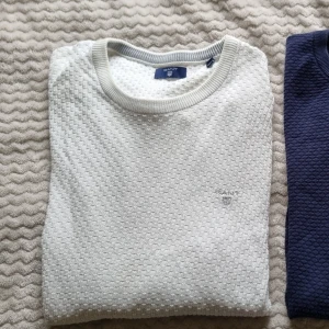 GANT tröjor strl. Large. - Hej! Säljer två st. Stickade sweatshirt från Märket Gant, storlek Large. Bra skick.  Färg: marinblå och vit.