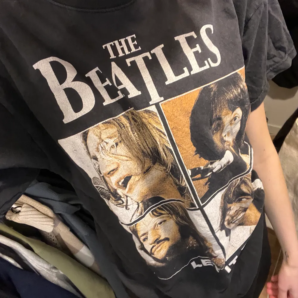 Köpt secondhand, trycket är något slitet men annars i fint skick! Har texten ”The Beatles” på baksidan (skicka meddelande för fler bilder) Frakt tillkommer💞. T-shirts.
