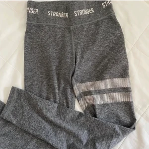 Stronger tights - Jättesköna träningstights som inte kommer till användning. Knappt använda & i superbra skick! ❣️ Lånade bilder, skriv privat för egna bilder. Nypris 699kr