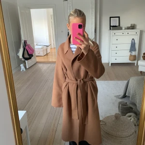 Lång kappa från Zara❤️ - Nästan aldrig anvönd och jättefin, säljer för jag tycker tyvärr inte jag passar i färgen🥰