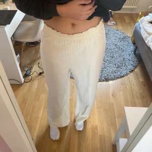 Linnebyxor  - Vida linnebyxor från bikbok i storlek L. Jätteskönt material, väldigt svala och perfekta till sommaren