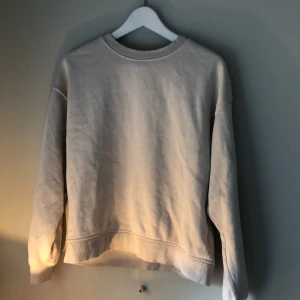 Basic Beige Lindex tröja - Tröjan har en höstaktig beige färg med ribbade kanter. 