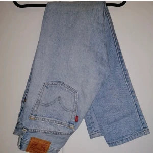 Levis jeans  - Säljer mina Levis jeans original straight leg! De är i super bra skick, bilderna är från förra ägaren skriv till mig för fler bilder!🙌🏻 Jag är 157 och passar perfekt 