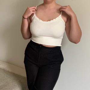 Vitt linne  - Vitt linne från Ginatricot. Väldigt skönt och stretchigt material. Eftersom att det är stretchigt passar det både storleken S och M. Om ni har frågor är det bara att skriva!  Priset kan diskuteras💕