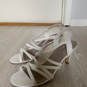 Vita Klackar - Säljer dessa då jag inte får någon användning för dom, köptes till studenten men blev ett par andra klackar i slutändan! Endast testade ❤️