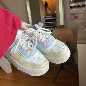 Nike air force one pastell - Använda endast 2-3 gånger! Strl 37.5, sjukt snygga men passar inte riktigt min stil egentligen, skulle nog platsa bättre i någon annans garderob😊