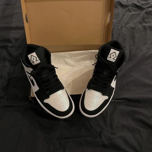 Jordan 1 mid Diamond shorts  - Jordan 1 Diamond shorts stl44. Mycket fint skick. Använda ca 3 gånger