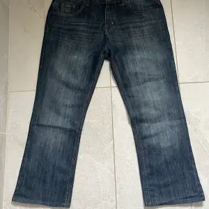 Snygga bootcut jeans, byxorna är aldrig använda, säljer pga de ej kommer till användning. Köparen står för frakt. SKRIV TILL MIG INNAN DU BETALAR