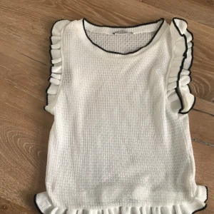 Zara tröja  - Säljer denna jättefina tröja ifrån zara!❤️ den är i storlek s men den passar nog xs 👩‍🎤tröjan är i fint skick och har inga fläckar osv på! 