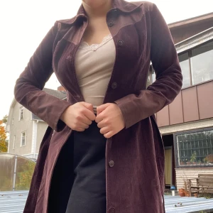 Manchester Kappa - En så jäkla fin manchesterkappa! Köpt från sellpy för att jag tyckte den var så fin men tyvärr är den alldeles för liten för mig, jag är 38 och den är storlek 36. Den är gjord i gyllenbrunt manchestertyg med annat tyg uppe vid axlarna. Fantastiskt höstig!