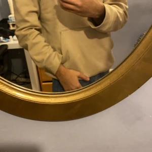 Rose White Hoodie - Rose white hoodie for sale. Jag har precis köpt den men tyckte den var för stor. Den är size Medium. 