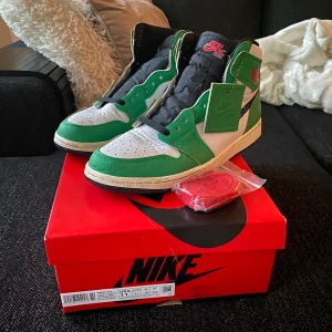 Jordan 1 Lucky Green🍀🍀 - Jordan 1 Lucky Green🍀🍀  EU43  Skick: 8/10  Är inte intresserad av byten, köpare står för frakt. Finns för upphämtning i Karlskrona