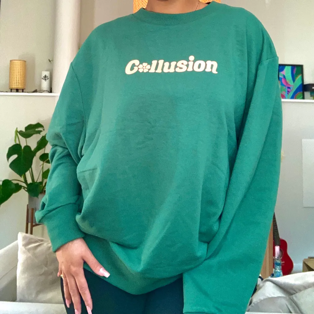 Grön oversize sweatshirt från Collusion, helt oanvänd. Frakt tillkommer eller så kan den hämtas i Sundbyberg :). Tröjor & Koftor.