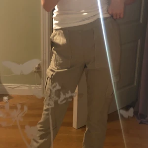 Cargo pants  - Säljer dessa gråa Cargopants från Kappahl! Fint skick och prislappen kvar! Frakten ingår och skriv för bilder och frågor 🌷